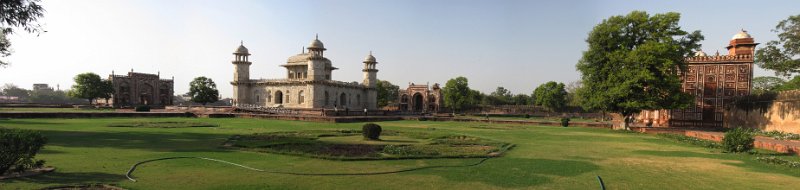itmad ud daula.jpg - Dit complex werd door hun dochter, Nur Jahan, gebouwd. Mirza Ghiyath Beg en zijn vrouw Asmat Begum hadden ook een zoon, Asaf khan. Deze op zijn beurt had weer een dochter, Mumtaz Mahal.Inderdaad de vrouw waarvoor Shah Jahan de Taj Mahal zou bouwen.Het mausoleum wordt beschouwd als een schets voor de enkele jaren later gebouwde Taj Mahal.